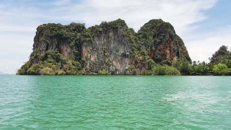 Aguas-Turquesas-En-Los-Mares-De-Andaman-Con-Un-Bote-De-Cola-Larga-De-Madera-En-Tailandia