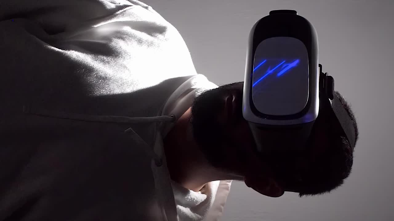 hombre mirando de lado con auriculares vr montados en la cabeza, superposición digital