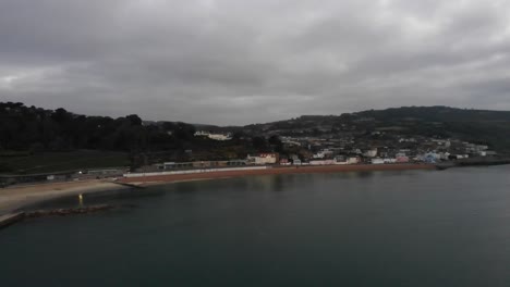 Toma-Panorámica-Aérea-Izquierda-De-Lyme-Regis-Dorset,-Inglaterra-Al-Amanecer-En-Un-Día-Nublado