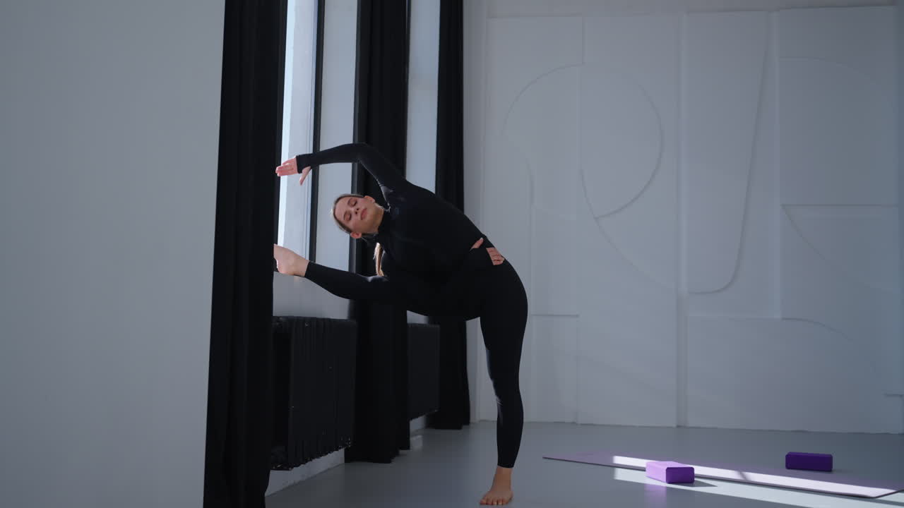 요가 스튜디오 에서 스트레칭 하는 여자