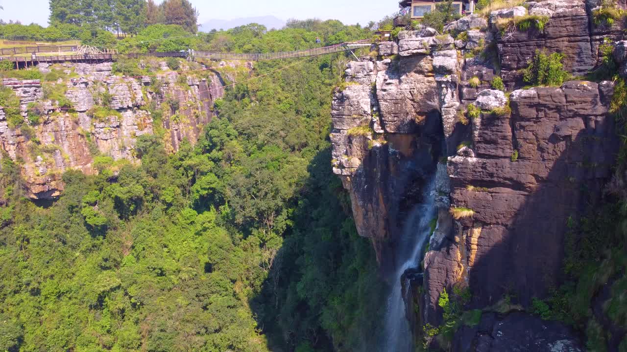 숨을  수 있는 절벽의 폭포와 지프라인 모험