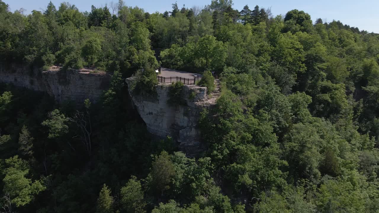 dundas peak, hamilton, ontario - 4k drone aéreo pan de árboles y acantilados en canadá