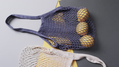 video de bolsas azules y blancas con limones y espacio de copia en fondo gris y amarillo