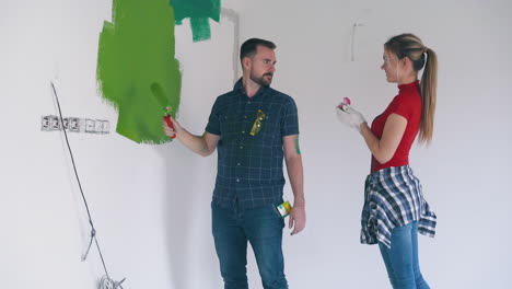 Señora-Con-Ropa-Sucia-Le-Propone-Matrimonio-A-Un-Hombre-Pintando-La-Pared-De-La-Habitación