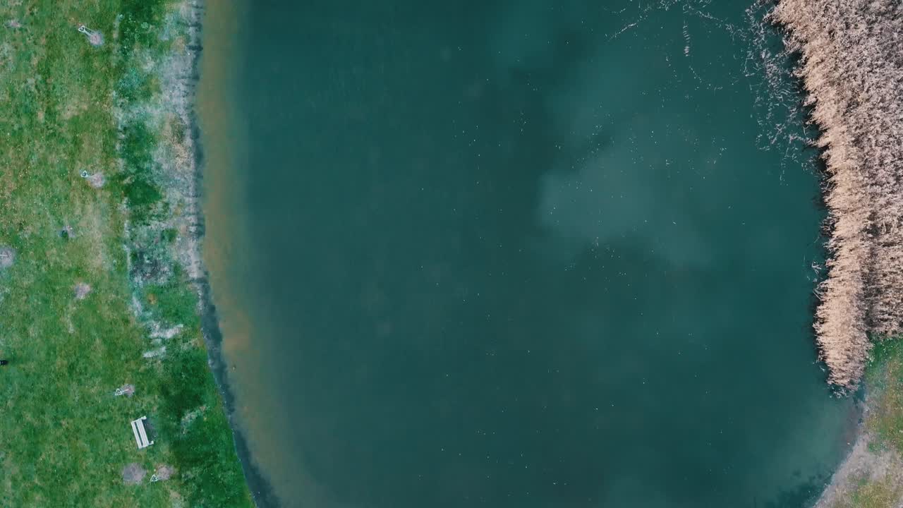 체코 남부 모라비아 지역의 마을 근처 가을 동안 연못의 푸른 물