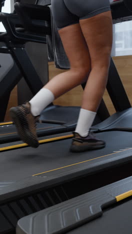 mujer corriendo en la cinta de correr