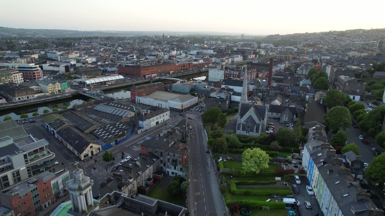 retirada aérea de la ciudad de cork al atardecer revelando casas coloridas, irlanda