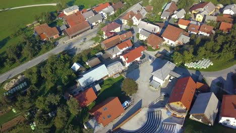 luftaufnahme von wohnhäusern mit roten dächern und straßen mit geparkten autos im ländlichen stadtgebiet