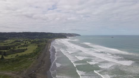 新西蘭的黑沙 muriwai 海灘上空的降落圖片