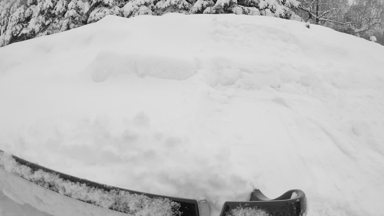 큰 삽, pov 슬로우 모션으로 진입로에서 눈 제거