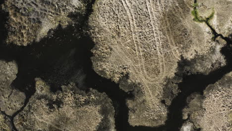 lechos de ríos secos durante la sequía de verano en utah - vista aérea de arriba hacia abajo para establecer una vista