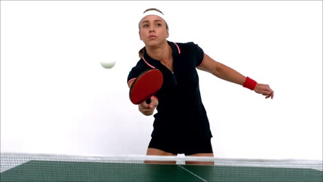 Weibliche-Pingpongspielerin-Schlägt-Ball