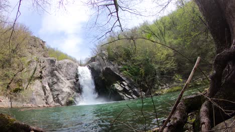 Rotierender-Zeitraffer-Eines-Wasserfalls