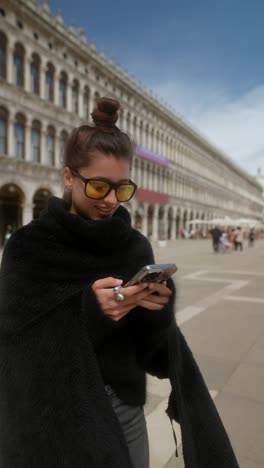 mujer usando teléfono en la plaza de venecia