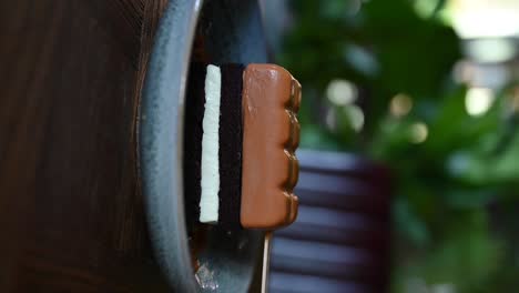 imágenes verticales: primer plano del postre de dinamita para bebés, que es la combinación de chocolate y helado