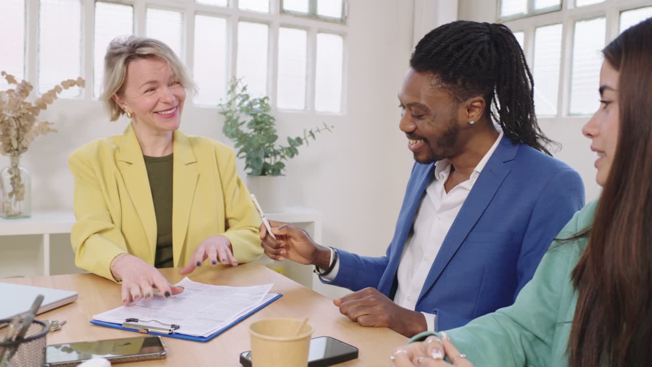 reunión de negocios y firma de contratos