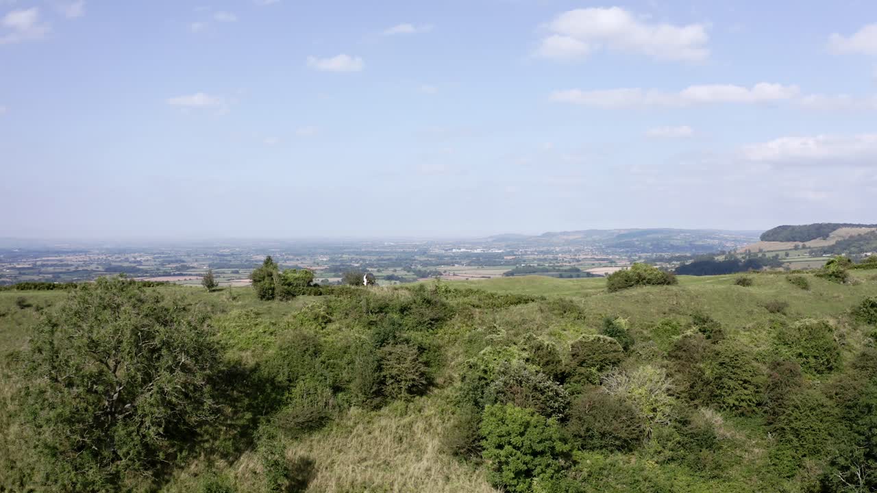 antena - colina verde en un hermoso día cerca de uley, cotswolds, inglaterra, círculo pan
