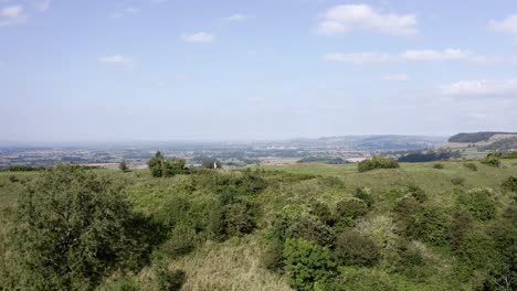 Antena---Colina-Verde-En-Un-Hermoso-Día-Cerca-De-Uley,-Cotswolds,-Inglaterra,-Círculo-Pan