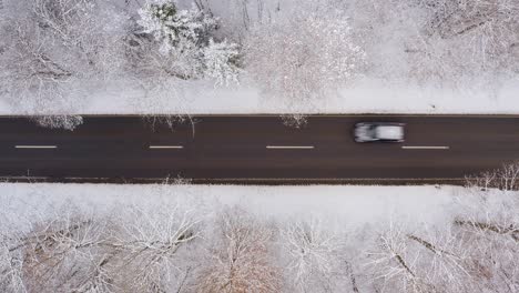 El-Coche-De-Arriba-Conduce-Rápido-Por-Una-Carretera-Invernal-Con-Nieve-En-El-Techo