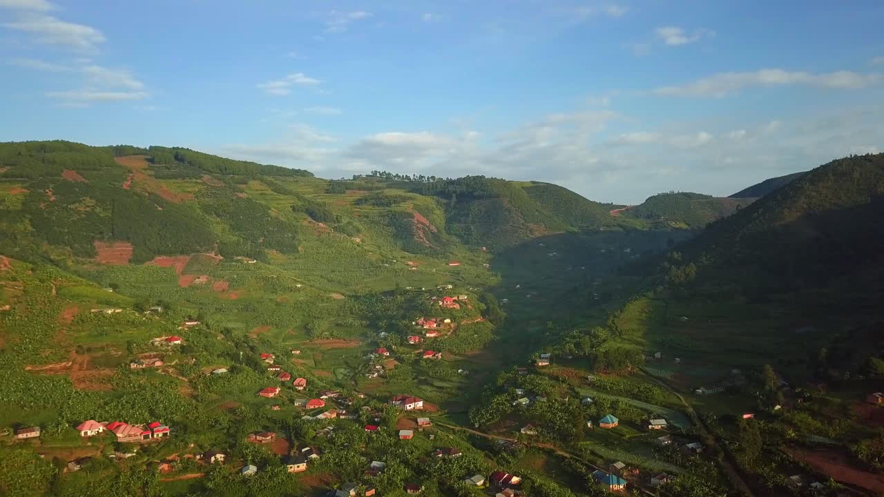 Frodigt ugandisk landskab med bakker og dybe dale mellem Kabale og Mbarara, spækket med landlige hjem og landbrugsjord, panoramaisk luftfoto af landbrugslandskab og landsbyliv