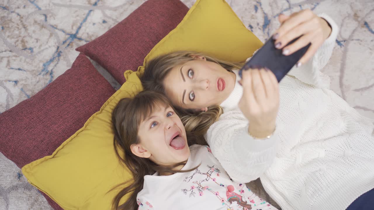 그리고 재미있는 엄마와 그녀의 귀여운 작은 딸은 재미를 느끼고 있습니다.