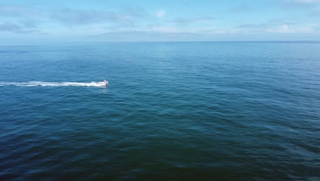 Aerial-chase-of-a-motorboat-during-an-overcast-day