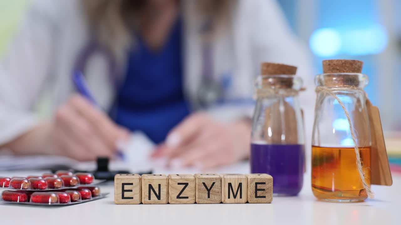 Holzklötze buchstabieren Enzym neben bunten Flüssigkeitsproben auf dem Tisch
