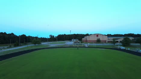 Volando-Sobre-El-Campo-De-Fútbol-De-La-Escuela-Secundaria-Kenwood