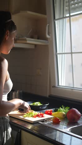 mujer preparando una ensalada saludable