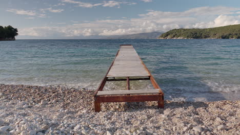 Holzsteg-Am-Strand-In-Korfu,-Griechenland