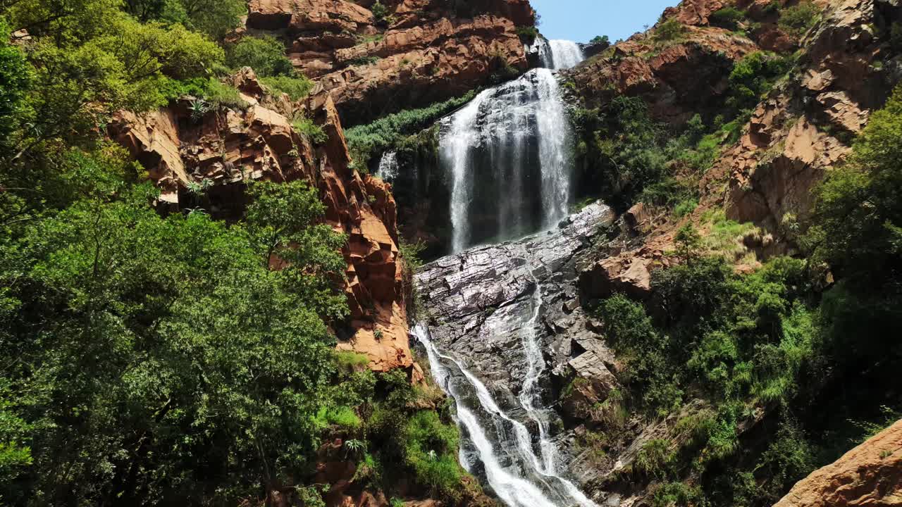 cascada del río cocodrilo que fluye y cae sobre rocas en los jardines botánicos nacionales walter sisulu en roodepoort, sudáfrica