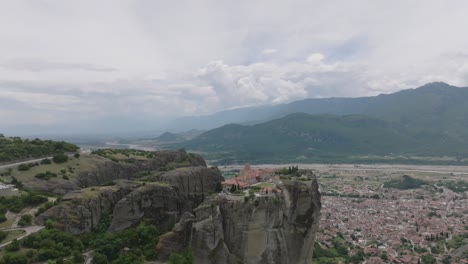 Majestic-monastery-of-the-Holy-Trinity-in-Meteora,-Kalampaka