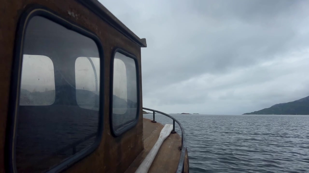 Sejlads på havet fanget fra dækket af en gammel træbåd