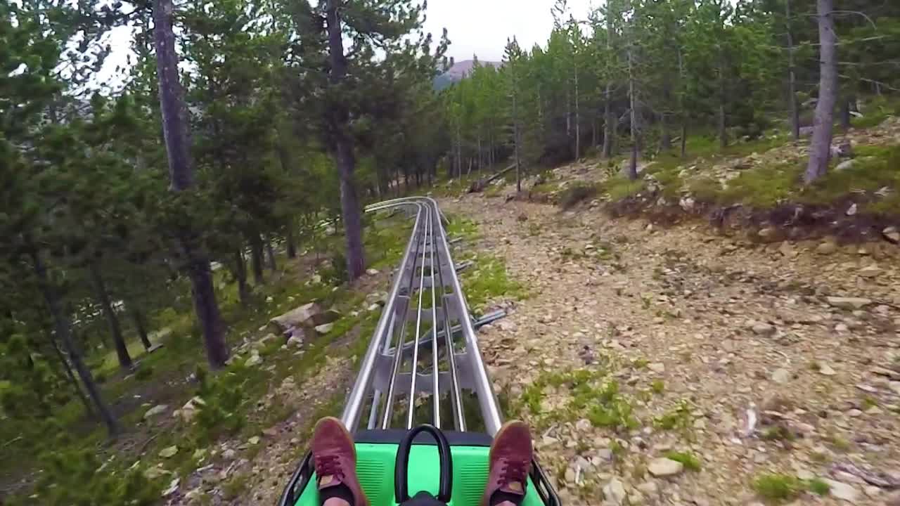 이 액션 어드벤처 영상에서 안도라의 언덕에 있는 썰매 롤러코스터 트랙에 있는 라이더의 시점