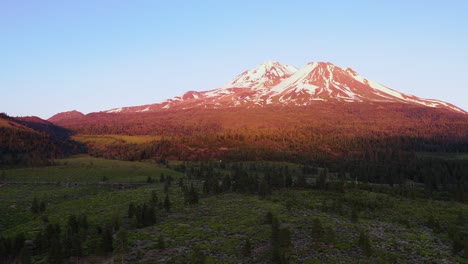 Moviéndose-Hacia-Una-Montaña-Cubierta-De-Nieve-Durante-La-Puesta-De-Sol