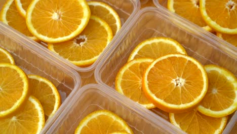 girar frutas de naranjas cítricas frescas. bucle sin costuras girando naranjas en rodajas
