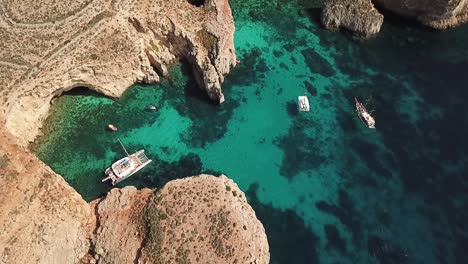laguna cristalina con agua cristalina - barcos desde arriba