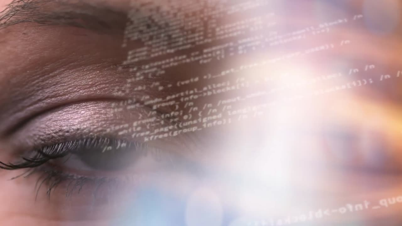 animación del procesamiento de datos sobre el ojo de una mujer caucásica