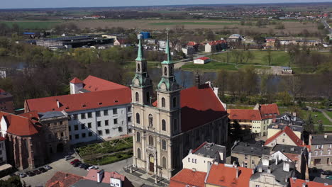 Vista-Aérea-De-La-Iglesia-De-La-Cruz-En-Brzeg,-Polonia