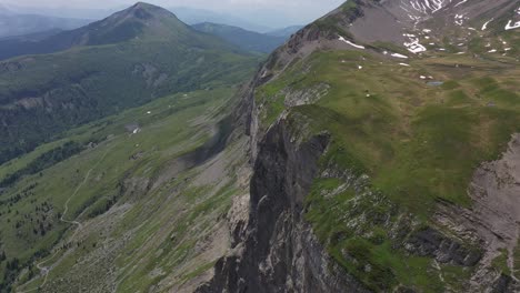 Beeindruckende-Felsformationen-Im-Herzen-Der-Französischen-Alpen