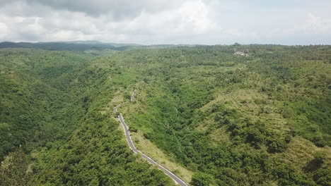 Einsame-Straße-Auf-Malerischem-Bergrücken-Führt-Nach-Tanjung-Juntil,-Bali