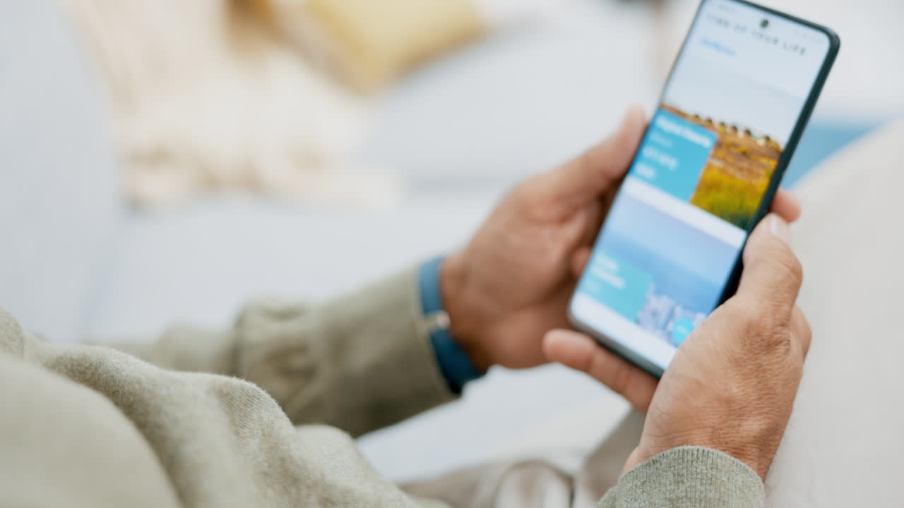 pantalla del teléfono, manos y búsqueda de viajes en las redes sociales