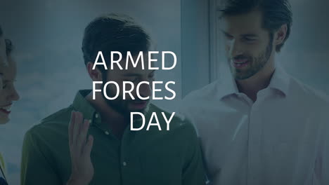 animación del día de las fuerzas armadas sobre felices compañeros de trabajo caucásicos en la oficina