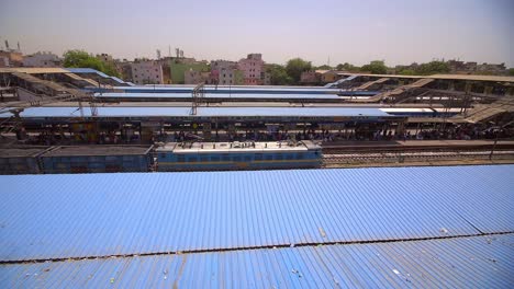 photo d'un train indien depuis le toit de la gare