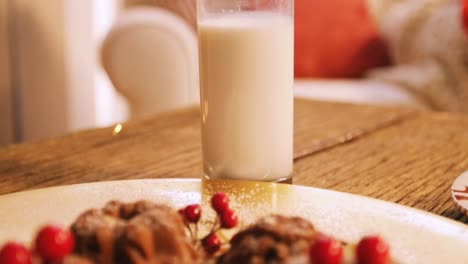 Weihnachtsplätzchen-Auf-Teller-Mit-Einem-Glas-Milch