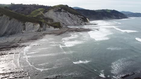 Luftdrohnenansicht-Der-Küsten-Flysch-Struktur-Am-Strand-Von-Sakoneta-Im-Baskenland