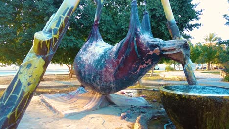una fuente en forma de una guerba tradicional en una ciudad en el sahara