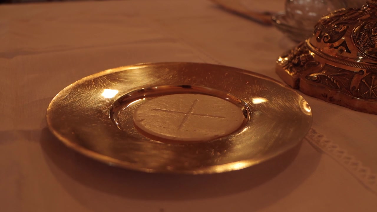 Pane e vino consacrati durante una Messa cattolica, che simboleggiano la Santa Eucaristia e la reale presenza di Cristo in una sacra celebrazione liturgica.