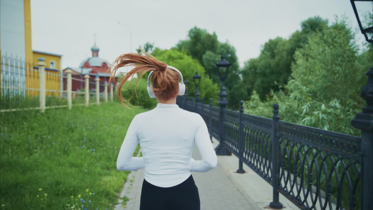 다리에서 달리는 여자