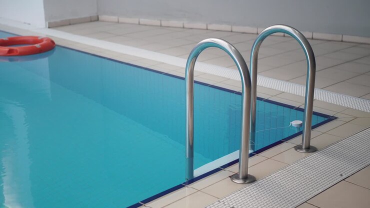 indoor-schwimmbad mit metallleiter und rettungsring